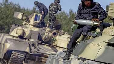 Soldados ucranianos participan en unas maniobras militares en Desna, 100 kilómetros al noreste de Kiev, Ucrania. EFE/Andrey Sinitsyn