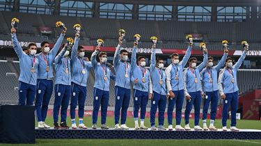 Los medallistas de bronce de Argentina suben al podio durante la ceremonia de la victoria después del último partido masculino de rugby a siete durante los Juegos Olímpicos de Tokio 2020