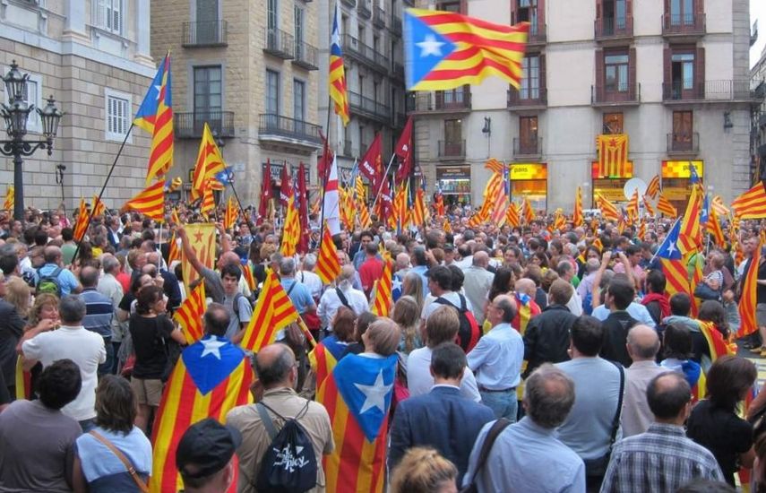 Foto de archivo de concentración con banderas a favor de la independencia.&nbsp;