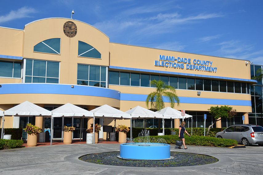 Vista parcial del edificio que alberga el Depto. de Elecciones de Miami-Dade.