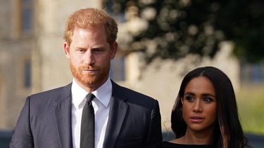 El príncipe Harry y Meghan, duquesa de Sussex de Gran Bretaña en la larga caminata en el castillo de Windsor el 10 de septiembre de 2022, antes de reunirse con los simpatizantes. El rey Carlos III se comprometió a seguir el ejemplo de su madre de servicio de por vida en su discurso inaugural ante Gran Bretaña y la Commonwealth el viernes, después de ascender al trono tras la muerte de la reina Isabel II el 8 de septiembre. &nbsp;