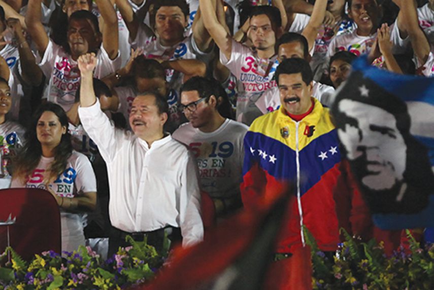 Daniel Ortega se rodea de sus amigos para conmemorar lod aniversarios de su revolución. (EFE ARCHIVO)