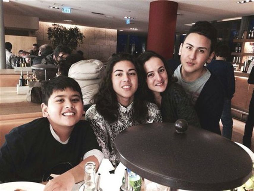 En fotografía sin fechar dada a conocer por la familia Calehr se ve a Miguel Panduwinata (izquierda), Mika Panduwinata, Samira Calehr (segunda desde la derecha) y Shaka Panduwinata (derecha). Shaka Panduwinata y su hermano Miguel murieron al estrellars