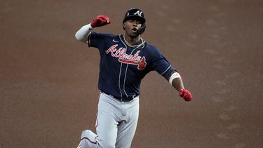 El cubano Jorge Soler, de los Bravos de Atlanta, festeja su jonrón en el primer juego de la Serie Mundial ante los Astros de Houston