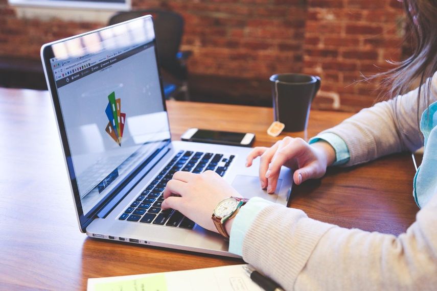 Internet ha revolucionado la manera que hacemos compras, nos comunicamos e incluso tomamos clases.