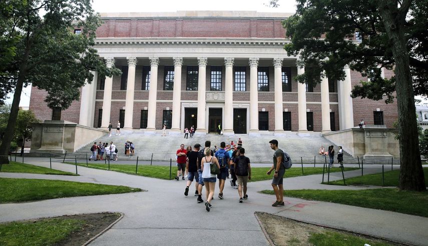 Estudiantes caminan junto a la Biblioteca Widener en la Universidad de Harvard en Cambridge, Massachusetts.&nbsp;