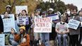 Un grupo de personas protestan contra la injusticia racial frente a la Corte Suprema en Washington, el 31 de octubre de 2022.&nbsp;