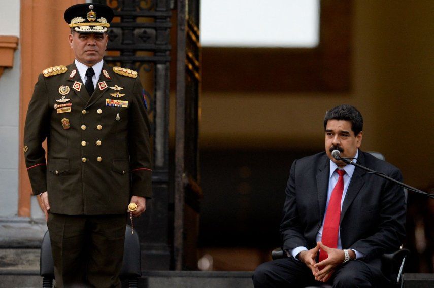 El gobernante venezolano, Nicolás Maduro (derecha), habla junto al ministro de Defensa, Padrino López, durante una ceremonia para conmemorar el 200 aniversario de la muerte del líder militar y revolucionario venezolano Francisco de Miranda, en el Panteón Nacional de Caracas el 14 de julio de 2016.&nbsp;