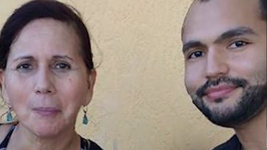Nancy Esther Madariaga (izq), madre de Luis Siddartha Palacio Madariaga (der.), presunto asesino de su esposa, la periodista Wendy Bandera.