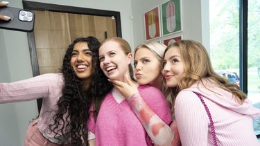 En esta imagen proporcionada por Paramount Pictures, Avantika, de izquierda a derecha, Angourie Rice, Renee Rapp y Bebe Wood en una escena de la película Mean Girls.