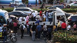 Personas viajan en un camión durante un apagón nacional en Santo Domingo el 11 de noviembre de 2025. Santa Domingo se quedó sin electricidad el martes cuando la compañía eléctrica de la República Dominicana anunció un apagón de alcance no especificado, causado por una falla en el sistema de transmisión.