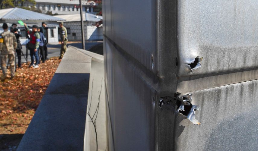 Marcas de disparos son fotografiados en el lado surcoreano de la frontera de ambas coreas durante la visita del ministro surcoreano de Defensa, Song Young-moo, al área de seguridad conjunta (JSA) en Panmunjom (Corea&nbsp;del Sur).&nbsp;