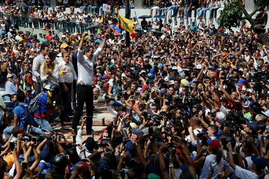 El pol&iacute;tico opositor Juan Guaid&oacute; saluda a los partidarios en una manifestaci&oacute;n antigubernamental, en Caracas, Venezuela, el s&aacute;bado 16 de noviembre de 2019