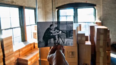 En esta foto de archivo tomada el 8 de noviembre de 2013, una foto histórica de la policía federal de 1964 del posterior asesinato de JFK muestra al agente del FBI Robert Frazier recreando el asesinato de JFK cerca de su ubicación original en el edificio Texas School Book Depository en Dallas, Texas.&nbsp; &nbsp; &nbsp;