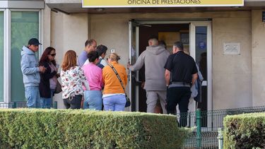Varias personas en la entrada de una oficina del SEPE, a 2 de septiembre de 2025, en Madrid (España).&nbsp;