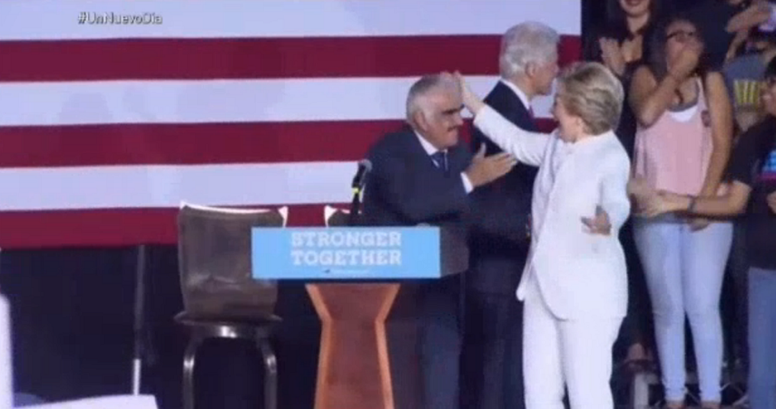 El cantante Vicente Fernández recibió a Hillary Clinton en un acto en el que artistas latinos manifestaron su apoyo a la candidata demócrata