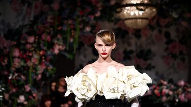 Los modelos presentan creaciones del diseñador británico Richard Quinn durante la presentación de su colección Otoño/Invierno 2024 durante la Semana de la Moda de Londres en Londres el 17 de febrero de 2024. &nbsp;