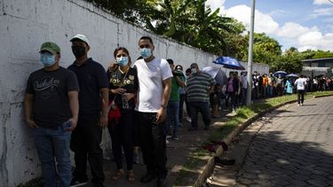 Personas realizan largas filas durante un día de vacunación masiva para personas mayores de 30 años para recibir la primera dosis de la vacuna Astrazeneca, en Managua, Nicaragua, el 20 de septiembre de 2021.