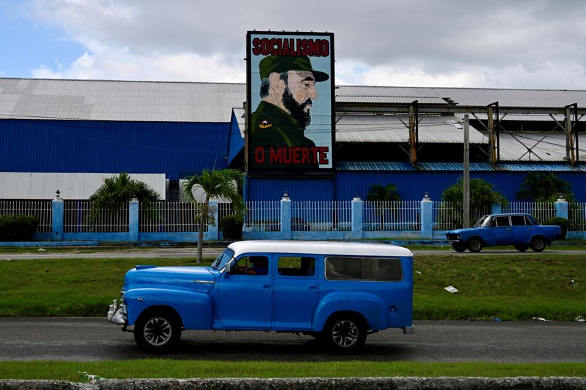 Valla publicitaria a favor de la dictadura cubana.