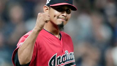 En esta fotograf&iacute;a del 20 de septiembre de 2019, el lanzador de los Indios de Cleveland, Carlos Carrasco, celebra la victoria del equipo por 5-2 sobre los Filis de Filadelfia en Cleveland