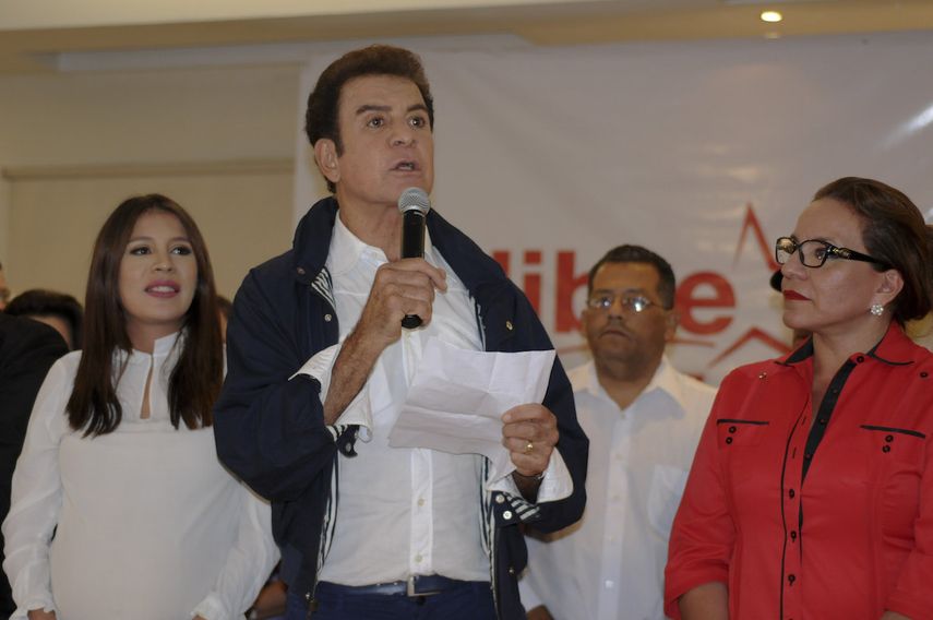 El candidato de la alianza, Salvador Nassralla (c), habla en una conferencia de prensa en Tegucigalpa (Honduras).&nbsp;&nbsp;