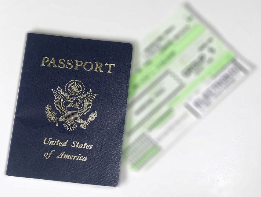 Un pasaporte de Estados Unidos y un boleto aéreo.&nbsp;