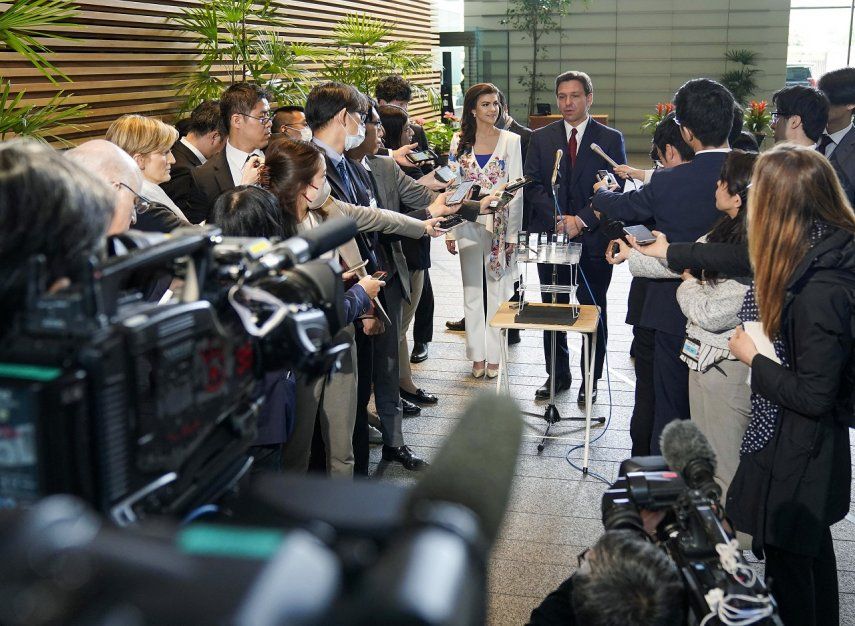 El gobernador de Florida, Ron DeSantis, habla con periodistas tras su reunión con el Primer Ministro de Japón, Fumio Kishida. Al lado de DeSantis su esposa Casey. &nbsp; &nbsp;