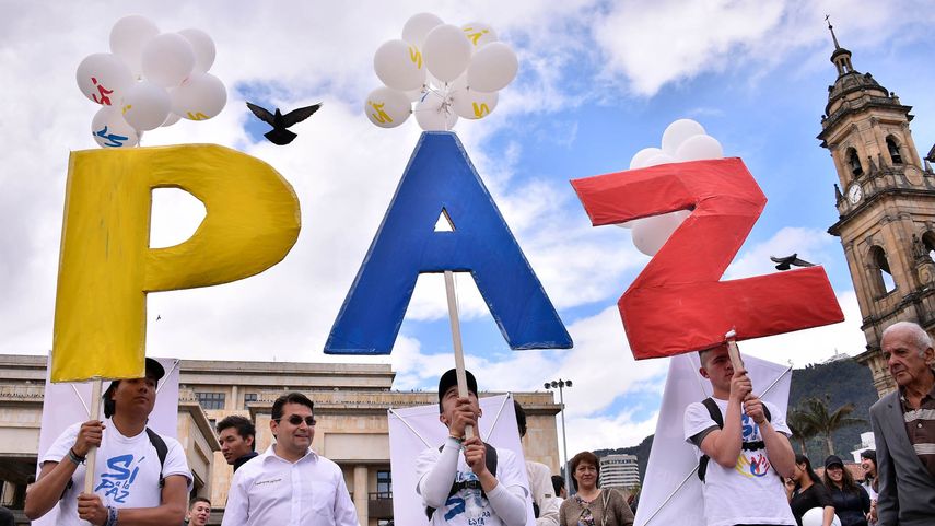 Ciudadanos celebran acuerdo de paz en Colombia. 