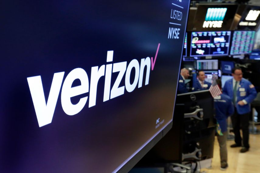 Logo de Verizon en una pantalla en Wall Street.