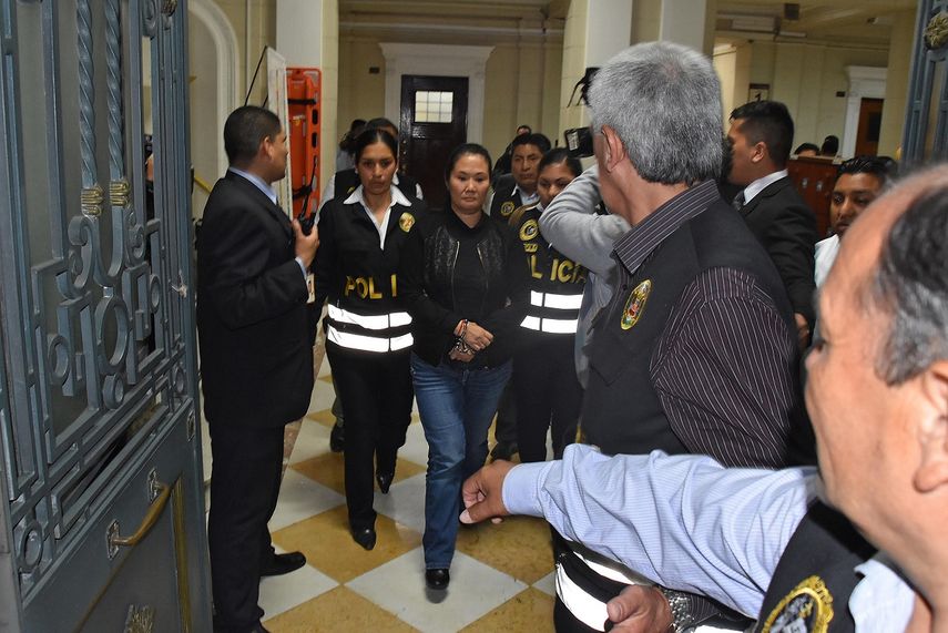 Fotografía cedida por el Poder Judicial del Perú que muestra a la líder opositora Keiko Fujimori mientras es trasladada a la carceleta del Palacio de Justicia en Lima.