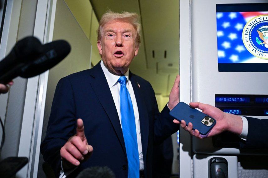 El presidente Donald Trump habla con los medios de comunicación a bordo del Air Force One en Doha el 25 de octubre de 2025, mientras realiza una escala para reabastecimiento de combustible en su camino a Malasia para la cumbre de la ASEAN.