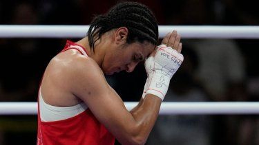 La argelina Imane Khelif celebra su triunfo sobre la húngara Anna Hamori en su combate de cuartos de final de peso welter en los Juegos Olímpicos, el sábado 3 de agosto de 2024, en Villepinte, Francia.&nbsp;
