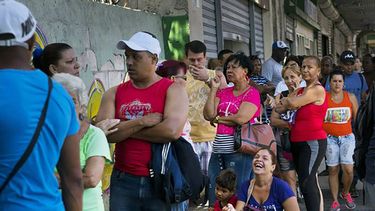 Habaneros hacen fila para comprar alimentos.