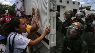 Manifestantes de la oposición venezolana gritan consignas a integrantes de la Guardia Nacional Bolivariana de&nbsp;Venezuela&nbsp;(GNB, policía militar) durante una marcha contra la sentencia del Tribunal Supremo de Justicia de&nbsp;Venezuela.&nbsp;