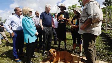 La exsecretaria de Estado y excandidata presidencial estadounidense Hilary&nbsp;Clinton&nbsp; y el expresidente de EEUU Bill&nbsp;Clinton escuchan las explicaciones del agricultor Franco Marcano (c), junto a la agricultora Natalia Acevedo (2d) y el chef español José Andrés (d).&nbsp;