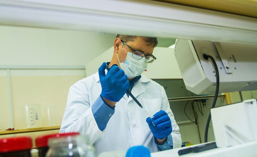 Miles de laboratorios analizan muestras en el país.