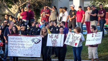 Decenas de personas acompañan el regreso de estudiantes y profesores a la escuela Marjory Stoneman Douglas en&nbsp;Parkland, Florida, el 28 de febrero de 2018.