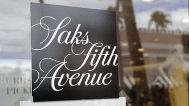Una tienda Saks Fifth Avenue en Worth Ave el 11 de mayo de 2020, cerrada debido a las restricciones por el coronavirus.&nbsp;