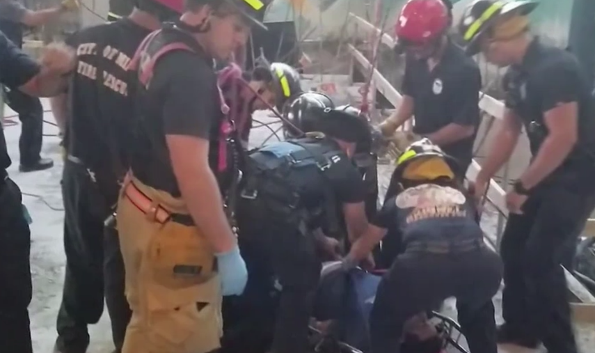 Paramédicos realizaron una complicada maniobra de rescate.&nbsp;