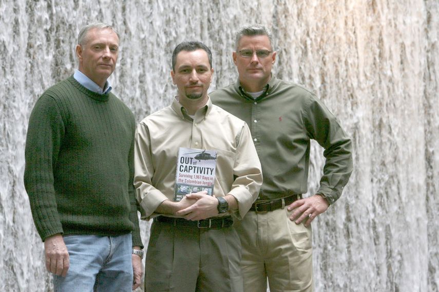 En esta imagen de archivo, tomada el 26 de febrero de 2009, (de izquierda a derecha) Tom Howes, Marc Gonsalves y Keith Stansellm, que estuvieron retenidos por rebeldes en Colombia, posan para una fotograf&iacute;a en Nueva York.