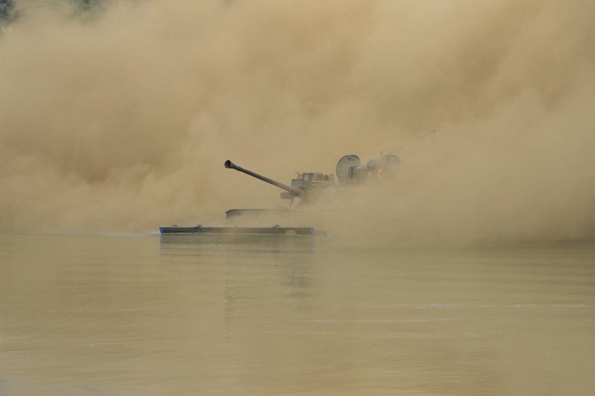 Un vehículo de combate K21 de la infantería de Corea del Sur navega hasta la orilla en medio del humo durante una maniobras conjuntas con el ejército de Estados Unidos, en Cheorwon, Corea del Sur, el 31 de agosto de 2023.