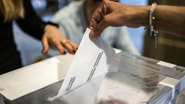 Persona ejerce el derecho al voto en España.