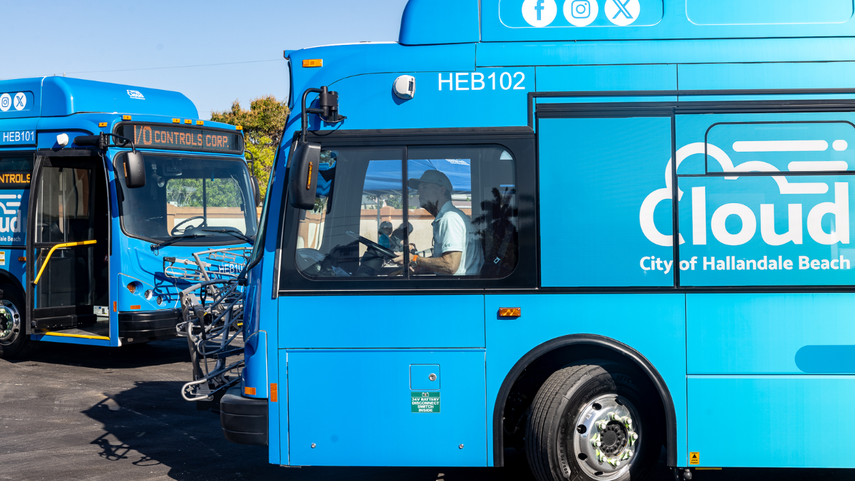 Dos de los nuevos buses eléctricos en Hallandale Beach
