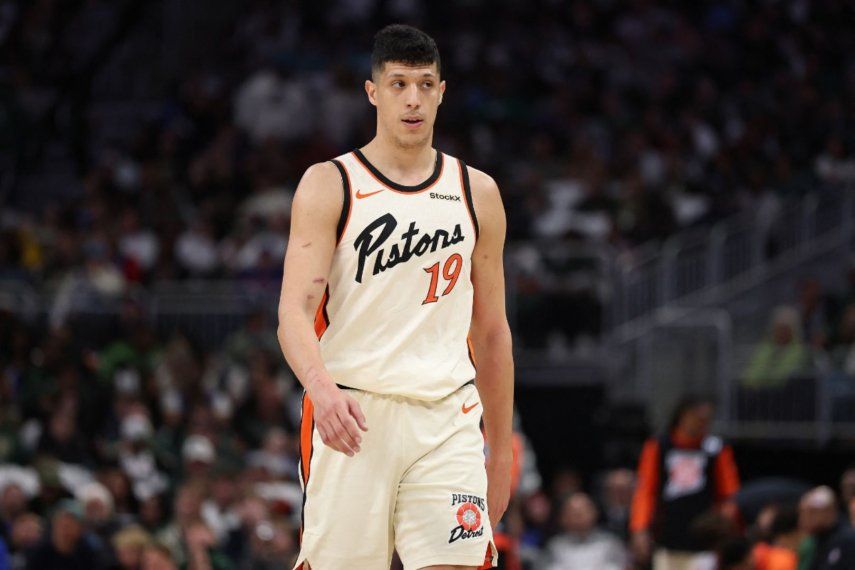 Simone Fontecchio #19 de los Detroit Pistons camina por la cancha trasera durante un juego contra los Milwaukee Bucks en el Fiserv Forum el 13 de abril de 2025 en Milwaukee, Wisconsin. El italiano fue adquirido por Miami Heat en 2025