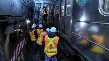 Personal de emergencia en el lugar del descarrilamiento de un vagón de un tren del metro de Nueva York, el jueves 4 de enero de 2024.   