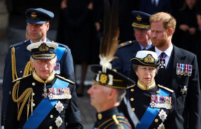 El rey de Inglaterra, Carlos III, la princesa Ana, el príncipe William de Gales y su hermano, el príncipe Harry, durante el funeral de estado de la reina Isabel II.&nbsp; &nbsp; &nbsp;