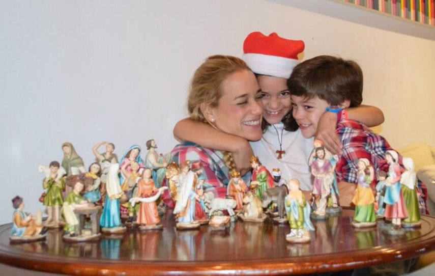 Lilian Tintori junto a sus hijos Leopoldo y Manuela durante la noche buena.