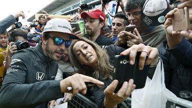 El piloto español de McLaren-Honda,&nbsp;Fernando&nbsp;Alonso, se fotografía con una seguidora esta tarde en el circuito de Barcelona-Catalunya.&nbsp;
