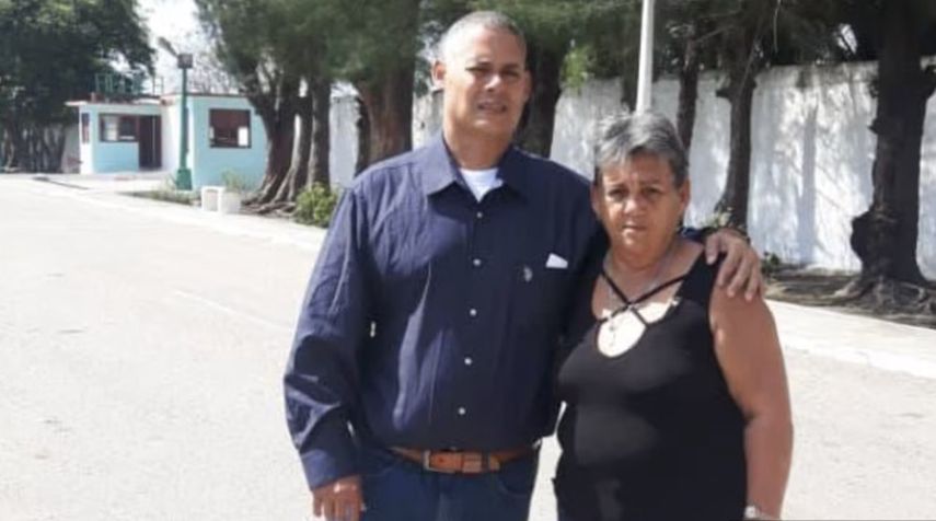Humberto Eladio Real Suárez posa junto a sus familiares, tras ser excarcelado este jueves 30 de marzo de 2023, en Matanzas, Cuba.