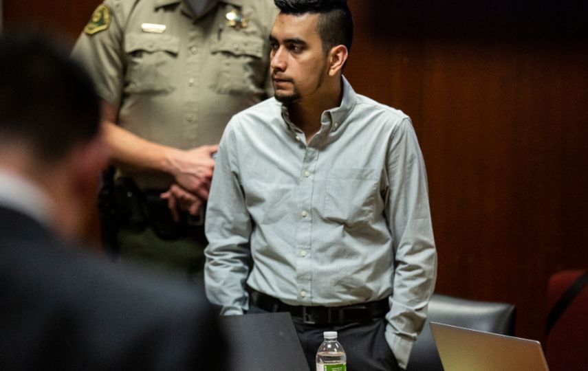 Cristhian Bahena Rivera se pone de pie para un descanso durante su juicio en el tribunal del condado Scott, en Davenport, Iowa